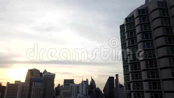 曼谷天际线天空刮花日落的时间视频的预览图
