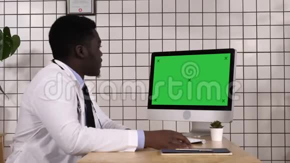 在医学实验室里非裔美国医生看着电脑屏幕白色显示器视频的预览图