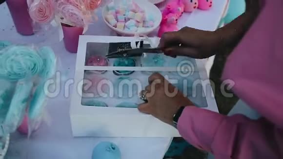 女孩打开一个盒子里面有一把带蓝色蛋糕的刀视频的预览图