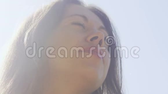 自信的女人脸低角度慢镜头拍摄宁静平静的女性表情视频的预览图