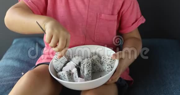 热带儿童吃龙果和平视频的预览图