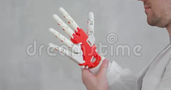 骨科医生对机器人假肢进行测试试图移动手指做手势视频的预览图