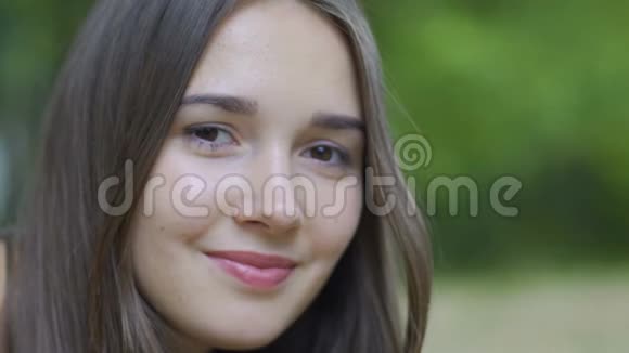 微笑的年轻女性肖像美丽的女孩在户外温柔的微笑女性的梦想视频的预览图