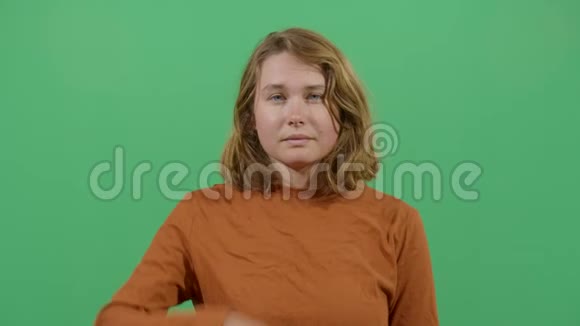 女人用手指做胡子视频的预览图