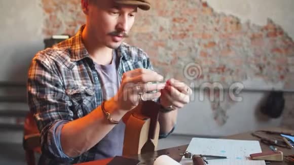 勤劳的裁缝为顾客缝钱包视频的预览图