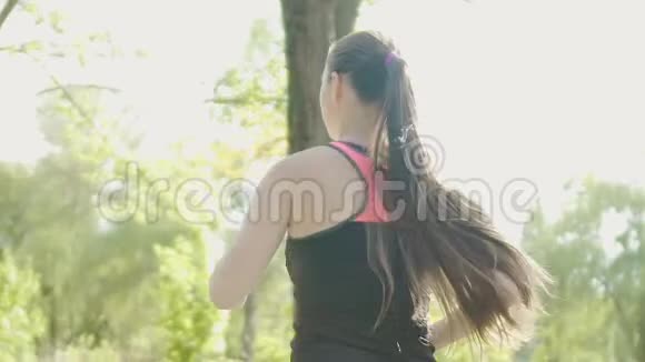 晨跑运动员训练在阳光下慢跑夏季森林户外活动视频的预览图