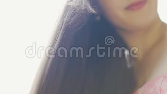 一位长着深色头发的年轻女士发型健康户外缓慢视频的预览图