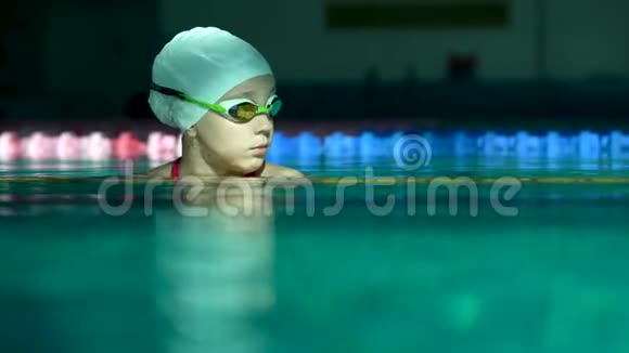 游泳池出镜的职业少女泳姿视频的预览图