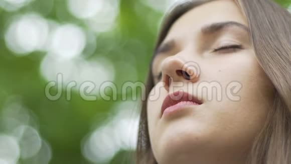 女人的脸闭着眼睛沉思冥想低角度的地方为广告文字视频的预览图