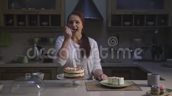 女糖果厨师烹饪健康的有机蛋糕品尝一片视频的预览图