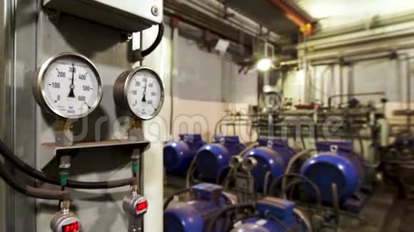 大型工业锅炉房集中供热系统的管道及带保温的水管库存数据视频的预览图