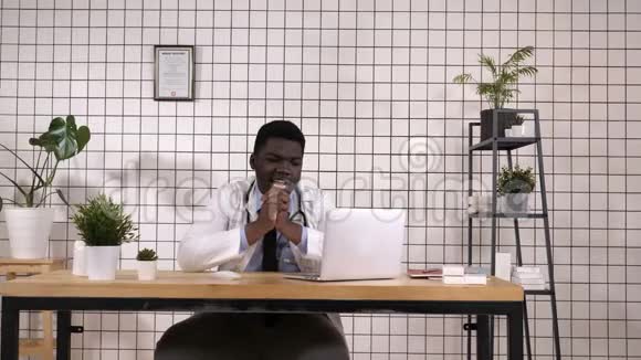 美国黑人医生男子看起来压力和紧张的双手头上视频的预览图