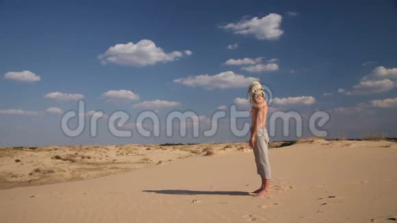一个人站在沙漠里视频的预览图