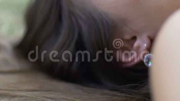 女人躺在草地上看起来冷漠女性问题健康抑郁缓慢视频的预览图