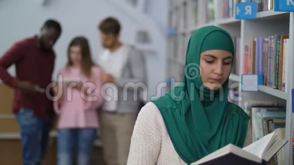 在图书馆看书的穆斯林女学生视频的预览图