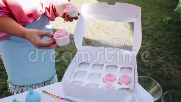 女孩把蛋糕从盒子里拿出来放在盘子里活动的准备工作视频的预览图