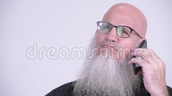 一脸快乐成熟的秃头男人一边打电话一边思考视频的预览图