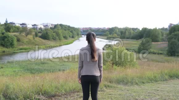 亚洲年轻女性的后景环视自然放松的景色视频的预览图