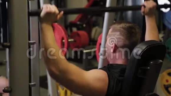 职业运动员用杠铃训练肩膀视频的预览图