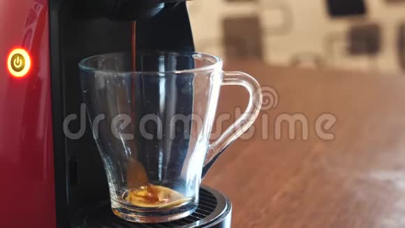 在咖啡机上煮咖啡视频的预览图