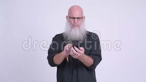 成熟的秃头男人用电话看上去很震惊视频的预览图