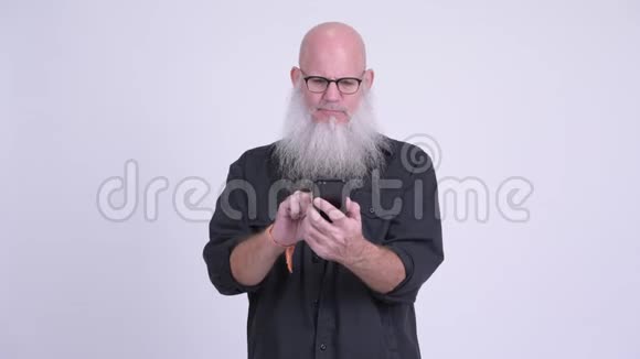 穿着成熟的秃头男人用电话和坏消息视频的预览图