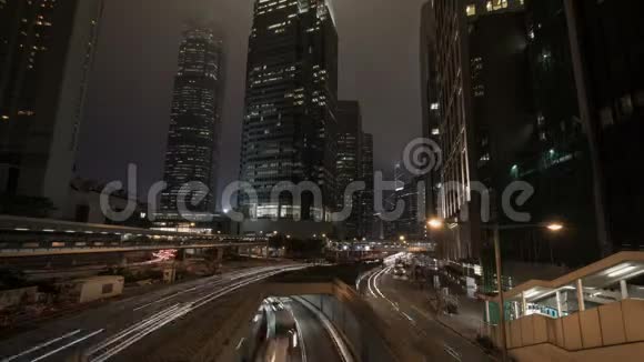 城市夜晚的商务塔和红绿灯时间流逝视频的预览图