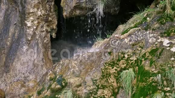 水缓慢地滴在岩石上视频的预览图