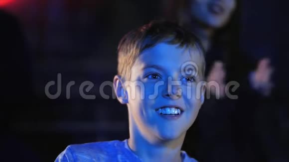 快乐的白种人孩子在马戏团里用印象和微笑拍手视频的预览图