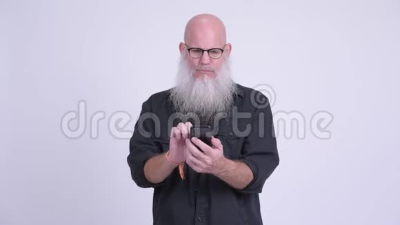 快乐成熟的秃头男人用电话得到好消息视频的预览图
