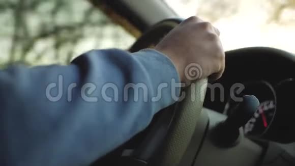 开车的人他的手放在汽车的方向盘上视频的预览图