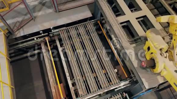 一台机器把砖块放在工厂的工作输送机上视频的预览图