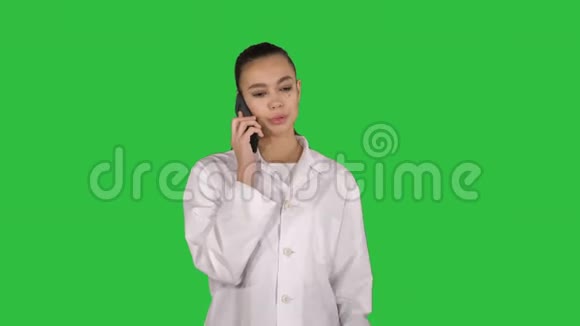自信的女医生医疗保健专业人员与病人在绿色屏幕上的电话交谈Chroma键视频的预览图