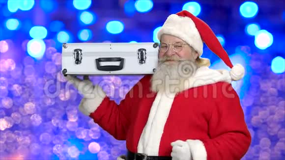 带银色箱子的圣诞老人视频的预览图