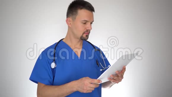 男性医生阅读和书写医疗文件视频的预览图