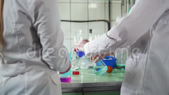 一名妇女在医学实验室进行化学分析视频的预览图