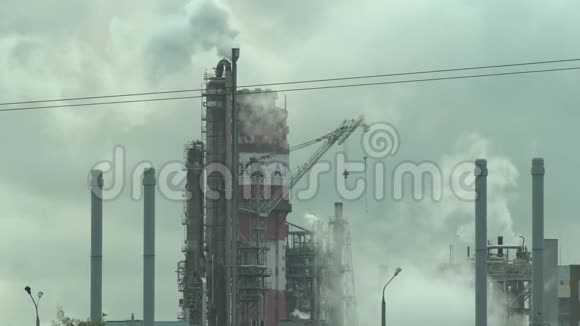 化工生产管道堵塞大气大量烟尘和蒸汽背景工业视频的预览图
