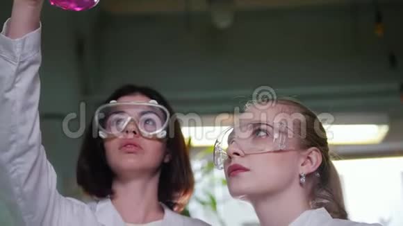 化学实验室两个年轻的女医务助理做实验视频的预览图
