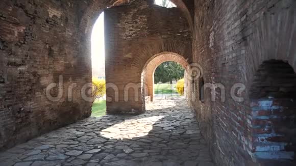 古老的罗马砖房墙铺有石块视频的预览图