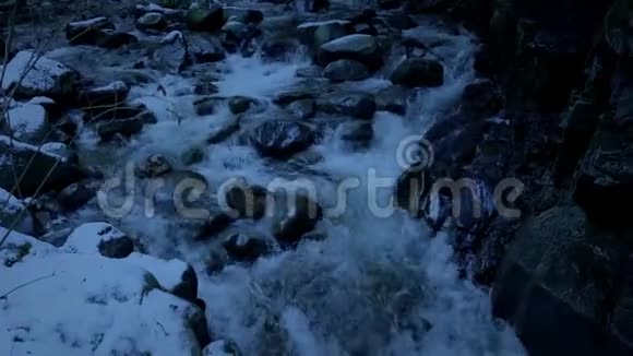傍晚在一条结冰的河后视频的预览图