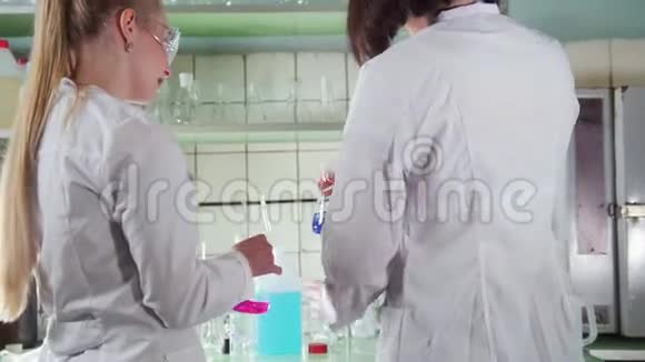 一位女性在医学实验室观察化学反应视频的预览图