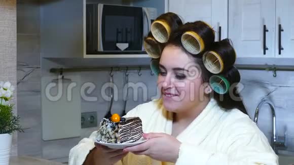 年轻大码的女人吃蛋糕视频的预览图