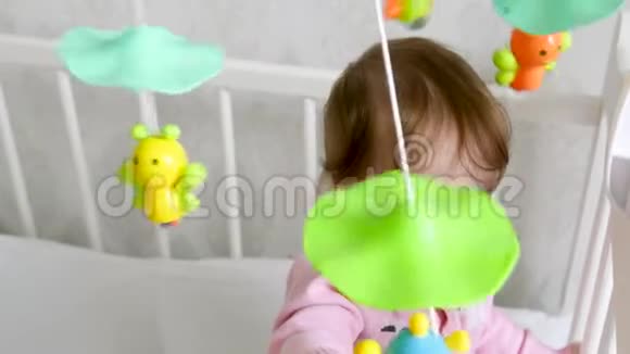 婴儿站在婴儿床上玩玩具视频的预览图