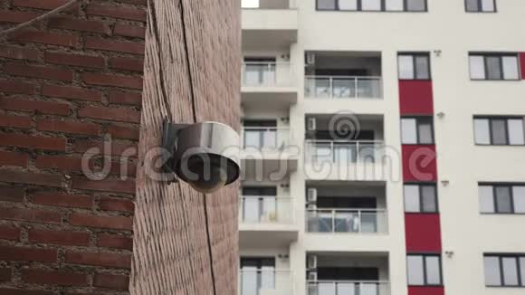 公寓街区的穹顶监控摄像头视频的预览图