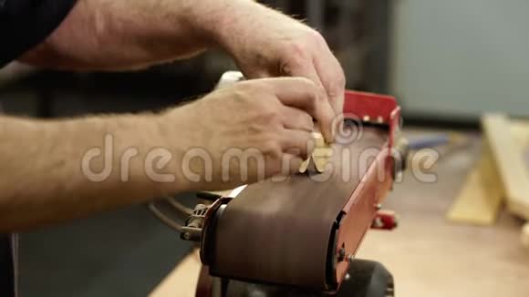 木工手在工厂打磨机上打磨木制零件视频的预览图