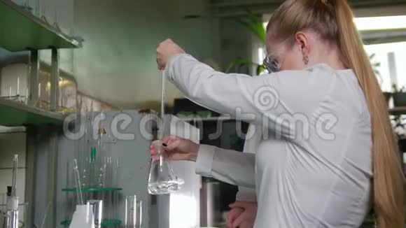 一名妇女在医学实验室进行化学实验视频的预览图