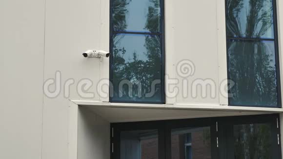 建筑物入口门上方的监控摄像头视频的预览图