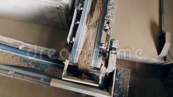 有沙子的石头在工厂的传送带上视频的预览图