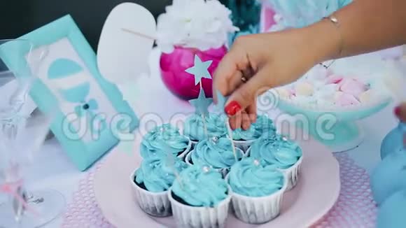 女孩插入棍子与星号在蛋糕蓝色视频的预览图
