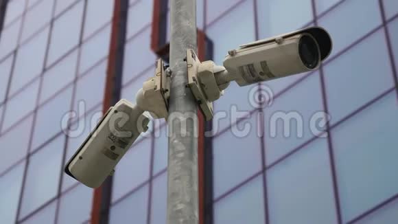 办公楼前灯杆上有两个监控摄像头视频的预览图